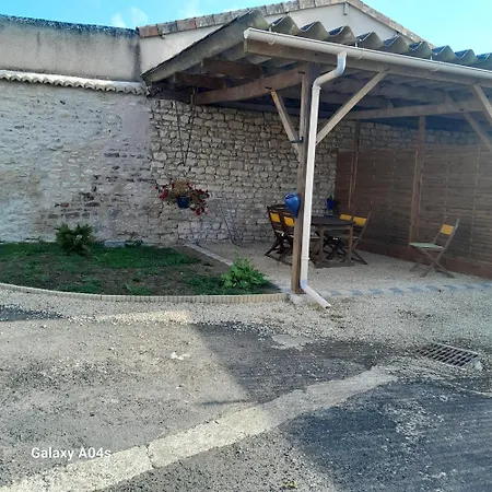 Logis Du Chene Ferre 度假居